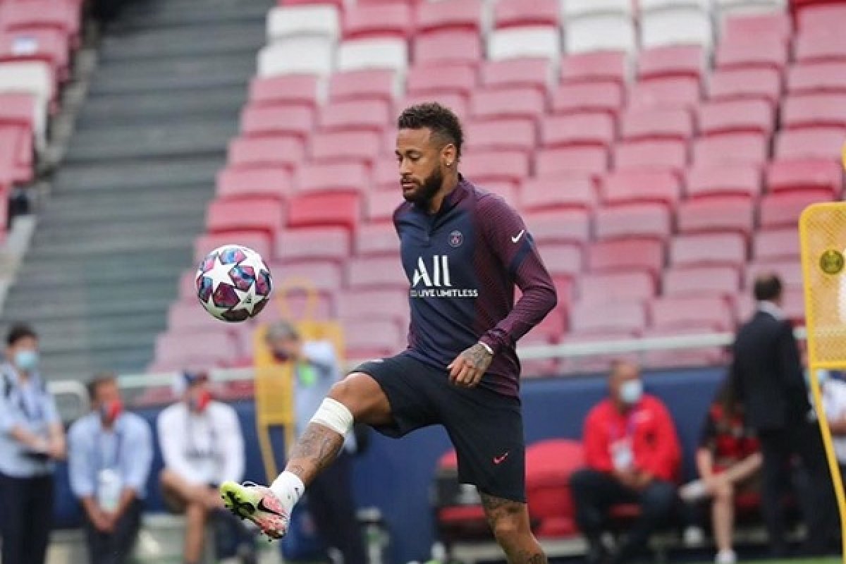 Neymar volta aos treinos com o PSG após se recuperar da Covid-19