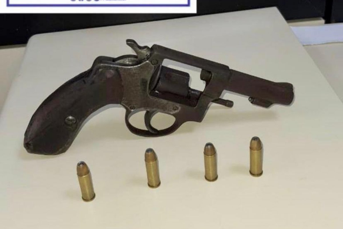 Adolescente de 15 anos é apreendido com arma no bairro de Stella Maris, em Salvador