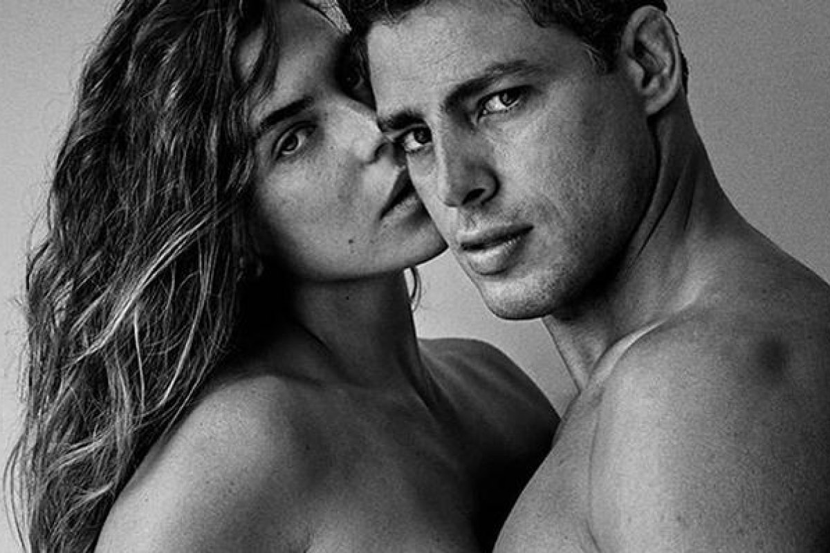 Mariana Goldfarb e Cauã Reymond surgem nus em foto