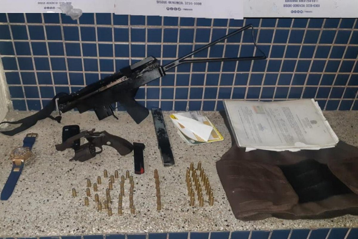 Metralhadora, revólver e munições são localizadas com facção em bairro de Salvador