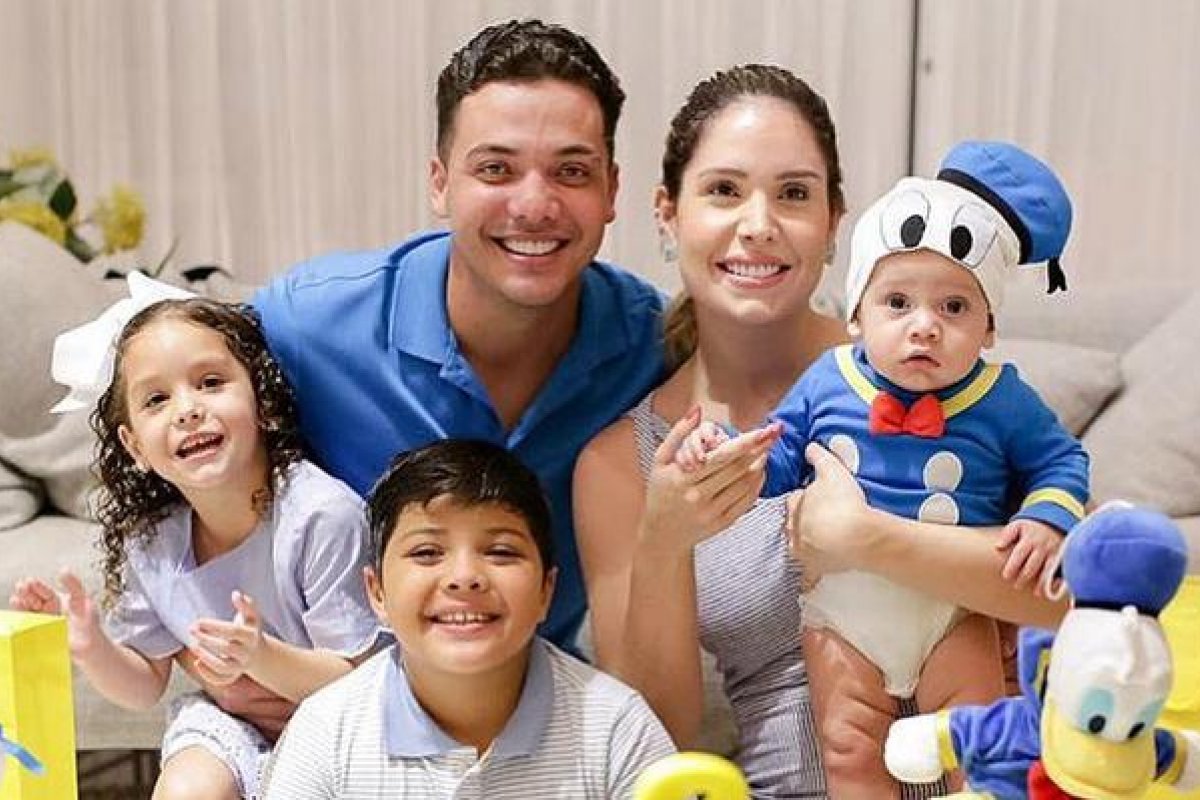 Wesley Safadão aproveita o dia de folga e curte parque aquático com a família