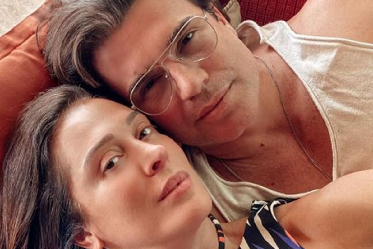 Feliz da vida, Claudia Raia surge agarrada com o marido