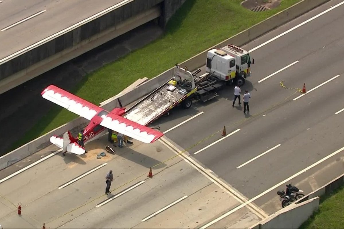 Avião realiza pouso de emergência em rodovia de São Paulo