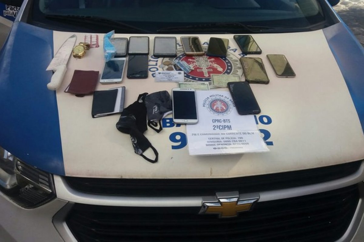 Dois homens são presos suspeitos de assaltarem ônibus em Salvador