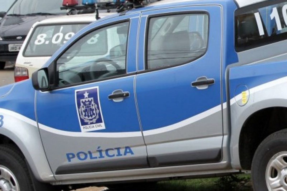 Adolescente é baleado após ser abordado por homens armados na porta de casa