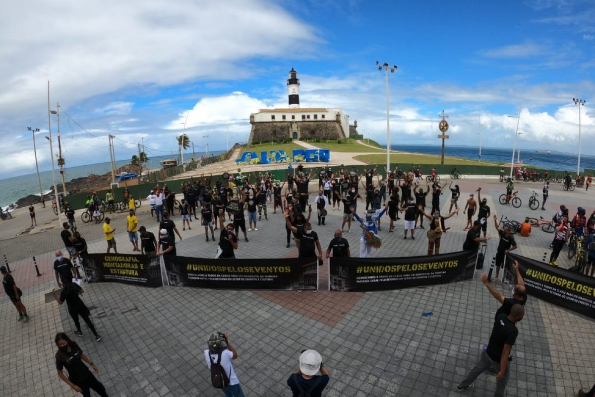 Trabalhadores realizam passeada em Salvador clamando volta dos eventos