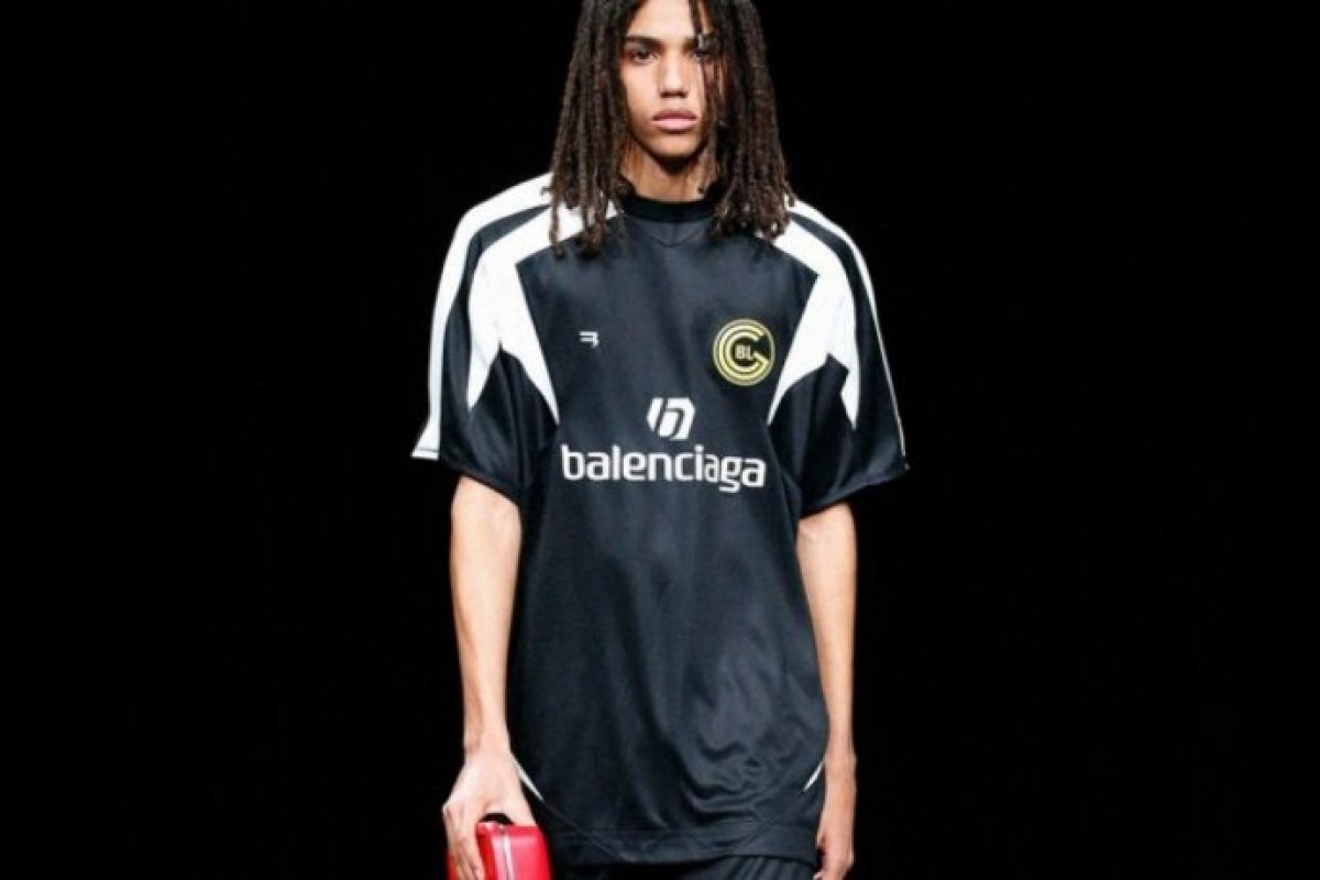 Balenciaga lança 'camiseta de futebol' por R$ 3.900