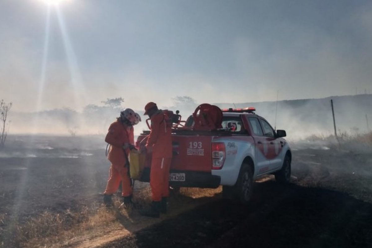 Incêndio em extensa área de vegetação é controlado por equipes do Corpo de Bombeiros e do PrevFogo em Barreiras