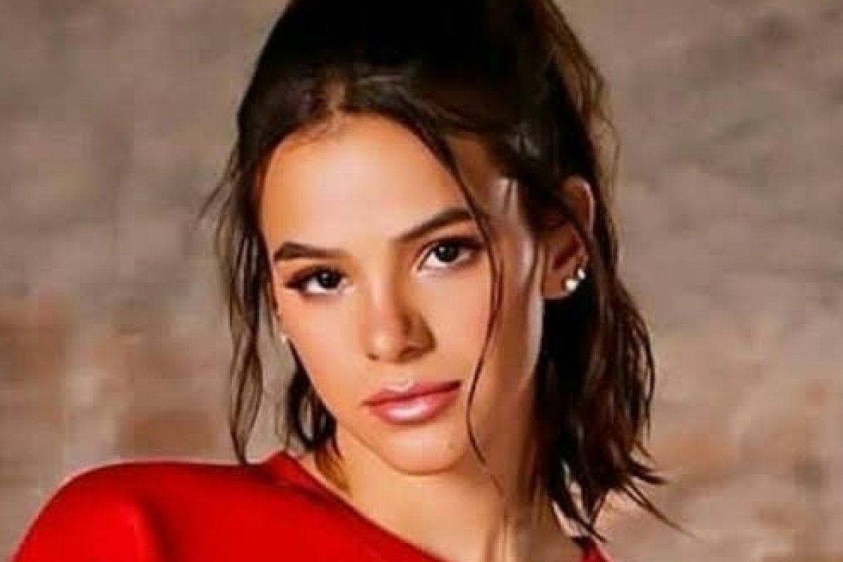 Confira o estilo vintage e esportivo de Bruna Marquezine e inspire-se nos looks da atriz