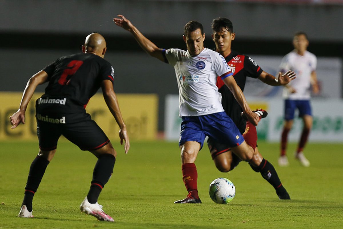 Com direito a "lei do ex", Atlético-GO vence e agrava crise do Bahia, que pode entrar no Z-4 na rodada