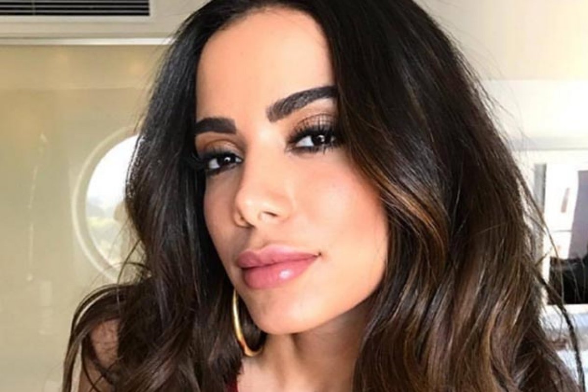 Anitta embarca para a Bélgica, onde se apresentará na Tomorrowland 2019