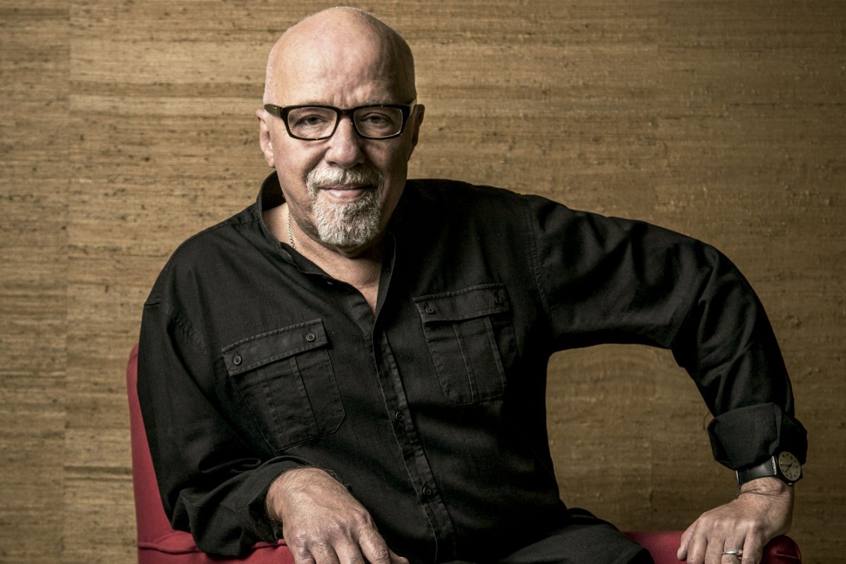 Paulo Coelho faz post pedindo que internautas não comprem produtos brasileiros e depois apaga mensagem