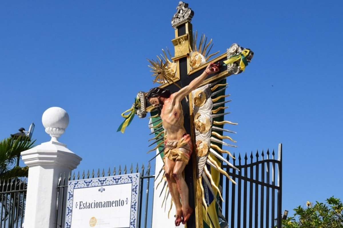 Imagens do Senhor Bom Jesus do Bonfim e de Nossa Senhora das Dores percorrem ruas de Salvador em carreata