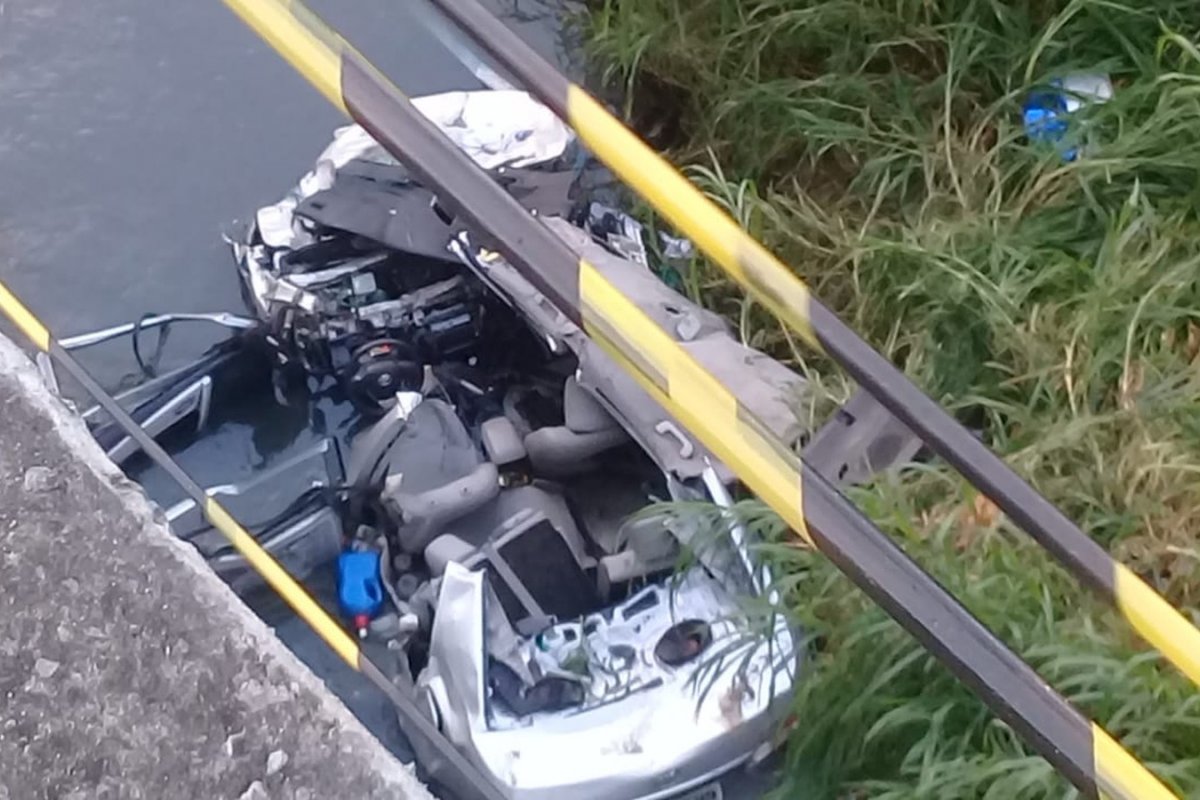 Homem morre após carro cair de viaduto na Avenida ACM