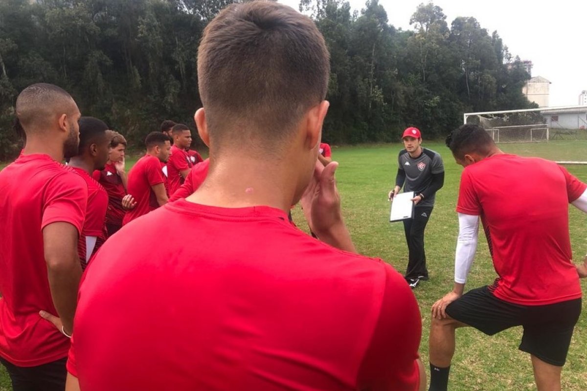 Enfrentando maratona de jogos, Vitória tenta primeiro triunfo fora de casa diante do Juventude pela Série B