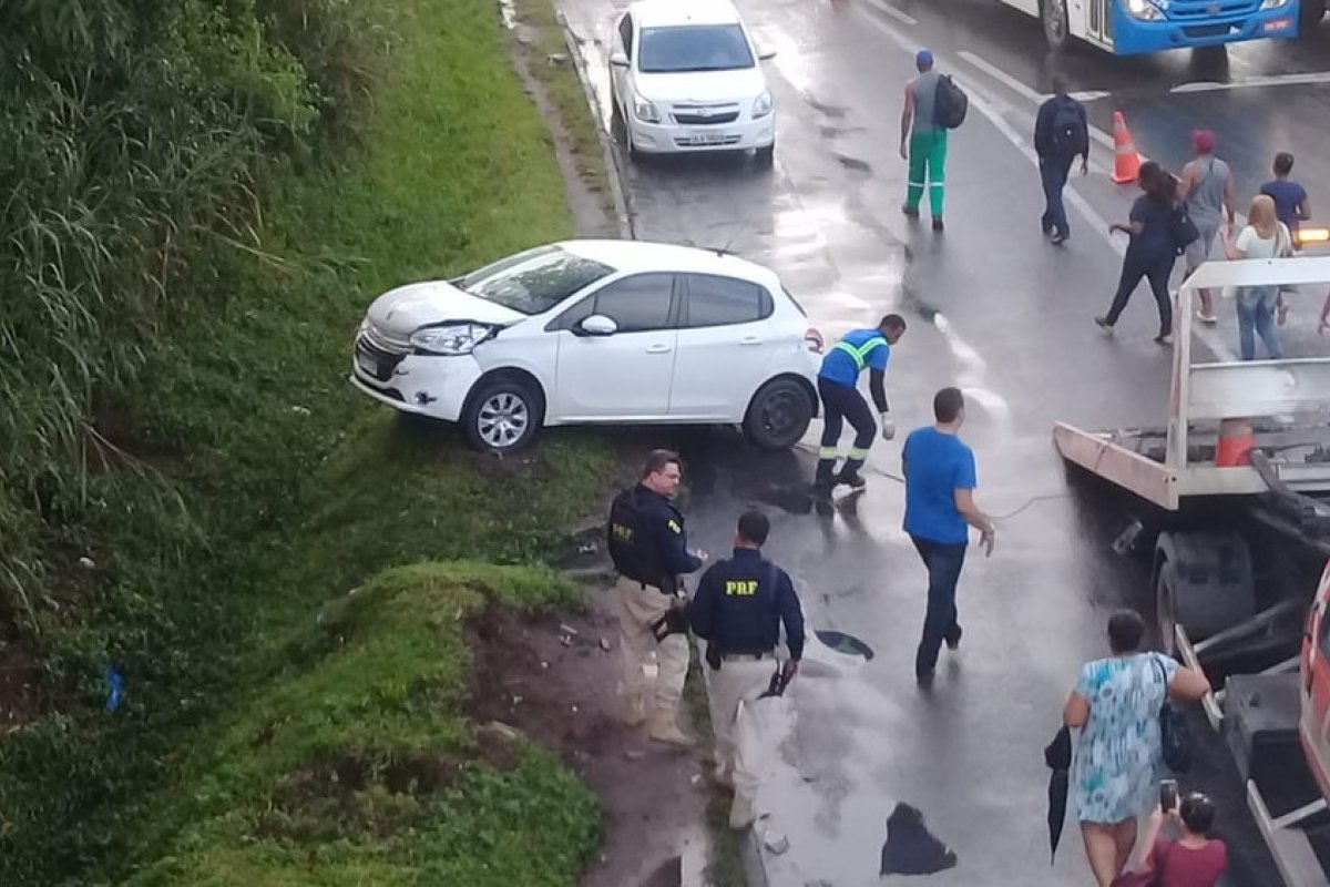 Pessoa fica ferida em colisão entre ônibus e carro, em rodovia de Salvador