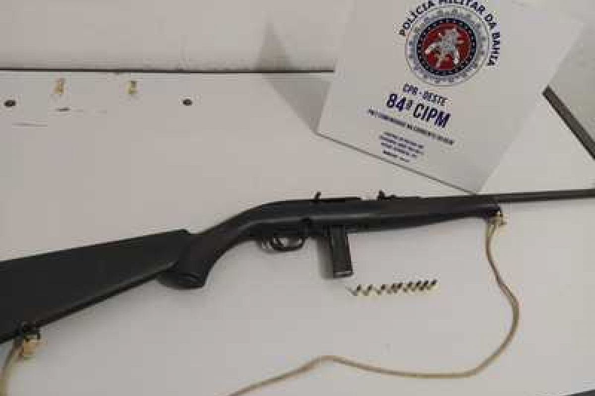Policiais militares apreendem carabina semiautomática com caçador, em Barreiras