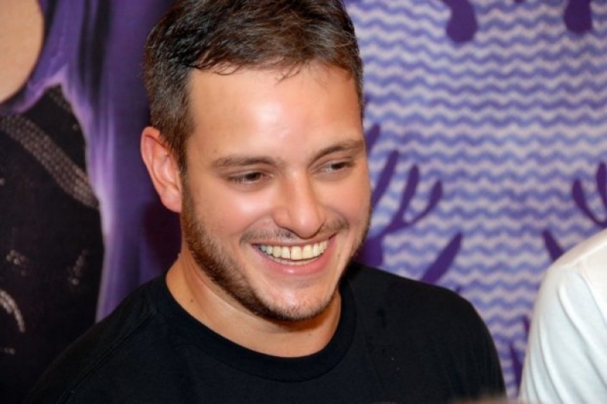 “Alguém ainda cheira pó!?”, pergunta Manno Góes no Twitter