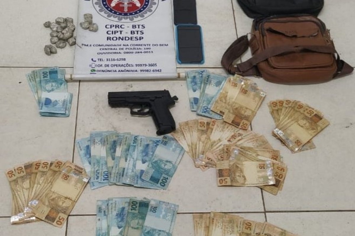 Homem que exibia armas em redes sociais é preso em flagrante com dinheiro e drogas