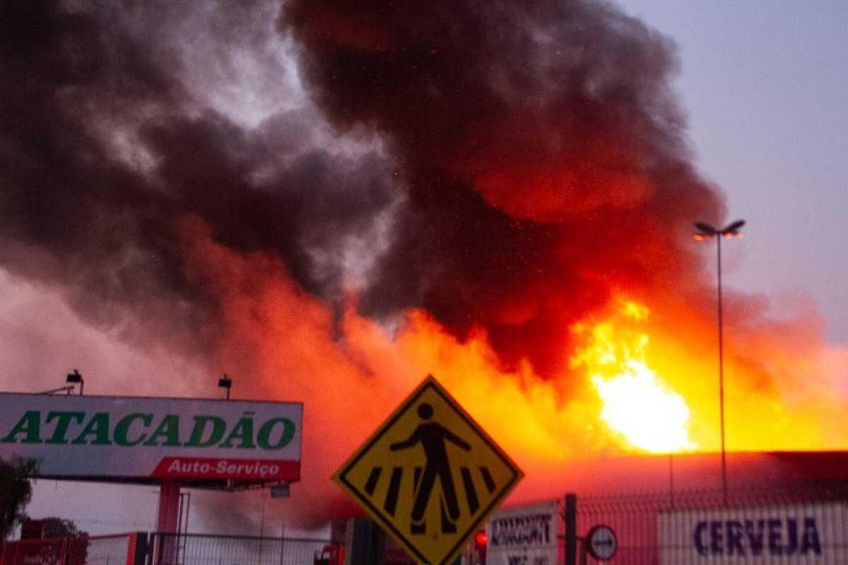 Vídeos impressionantes mostram incêndio que destruiu supermercado