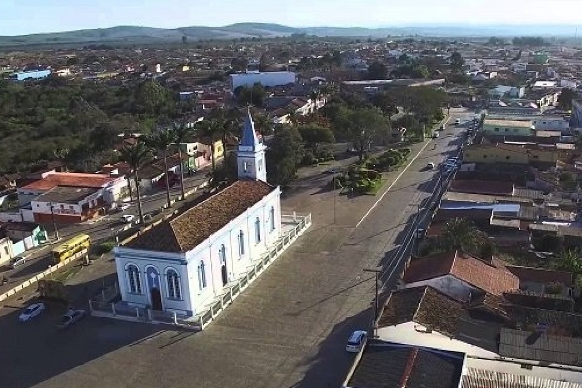 Justiça determina que governo de Maracás remova publicidade institucional irregular de outdoors e redes sociais