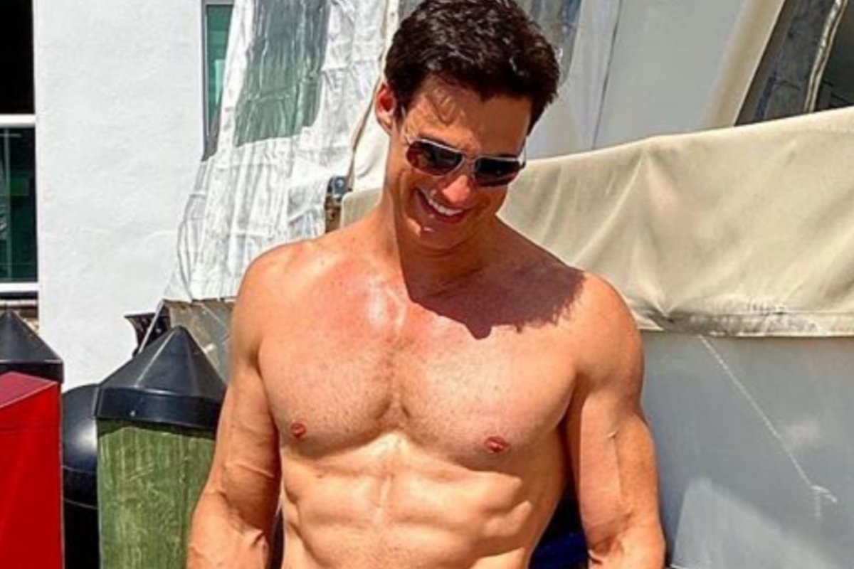 No ar na reprise de 'Fina Estampa', Carlos Casagrande surge em plena forma aos 51 anos