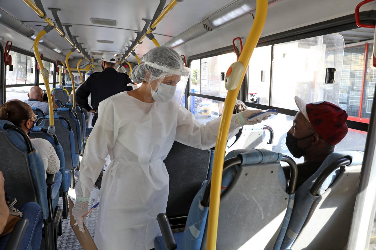 Anvisa esclarece que medição de temperatura pela testa não causa danos à saúde