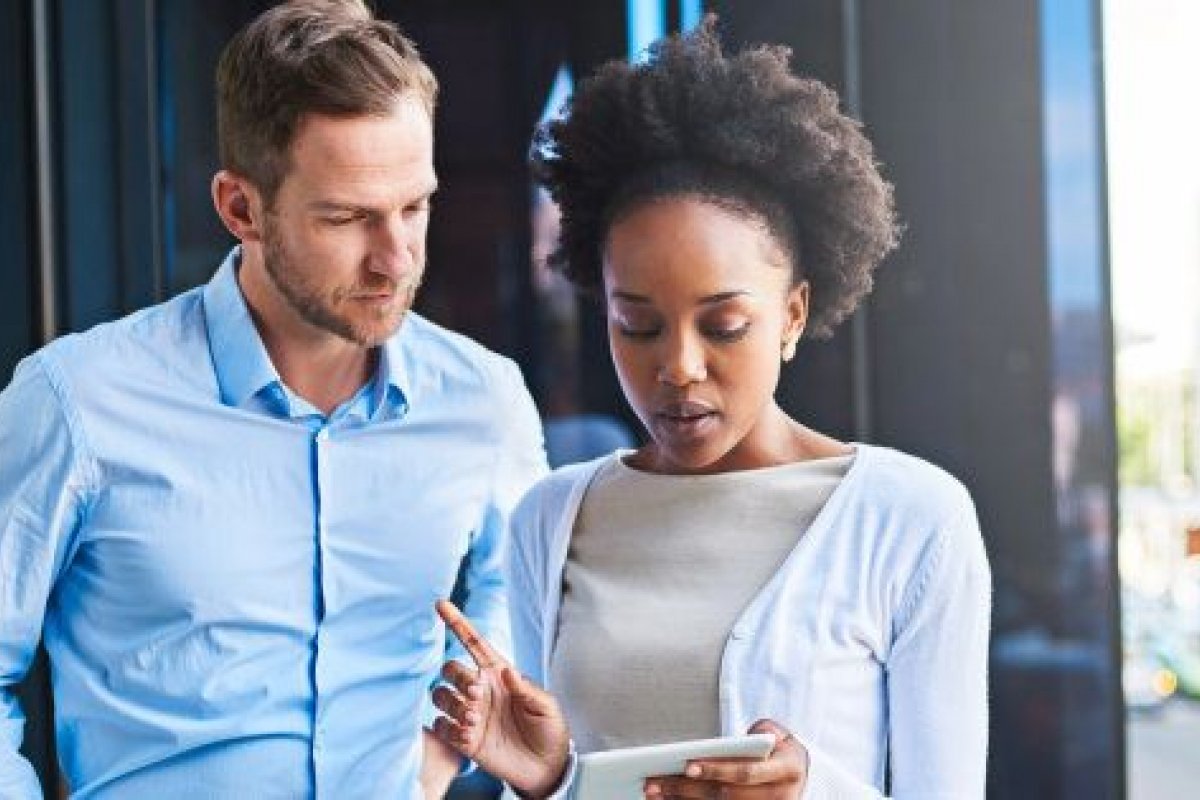 Com a mesma profissão, homem branco ganha mais que o dobro da mulher negra, diz estudo