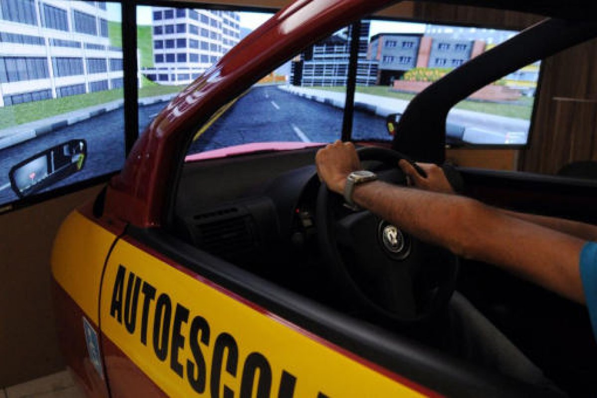 Frequência em autoescola será facultativa para obter CNH