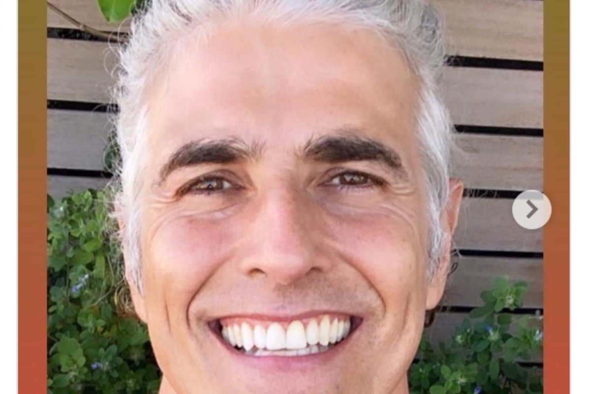 Reynaldo Gianecchini aparece de cabelos brancos e web reage