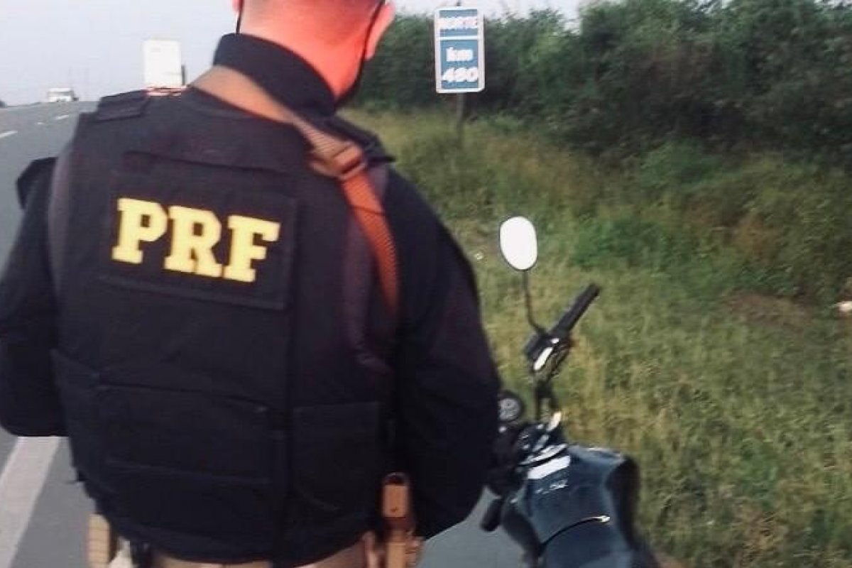 Jovem é preso com motocicleta adulterada na BR 116, em Feira de Santana