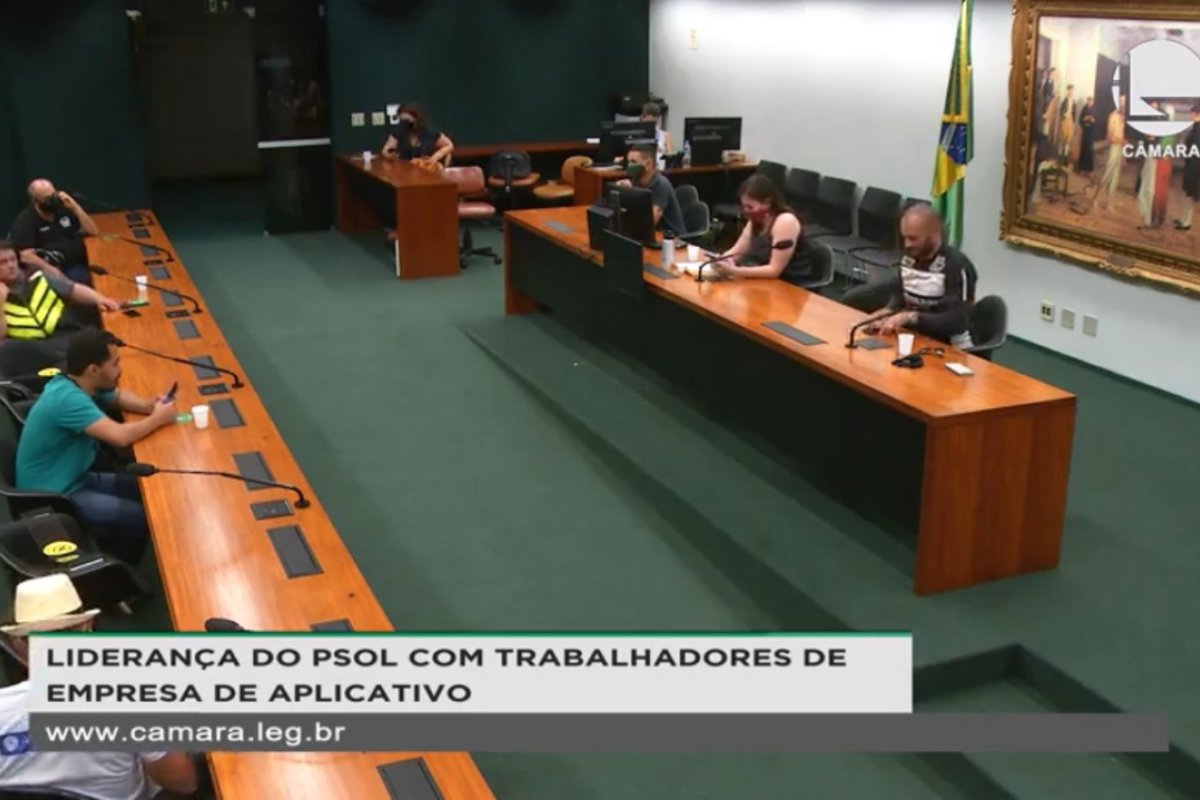 Motoristas de aplicativos destacam condições degradantes de trabalho e pedem regulação à profissão