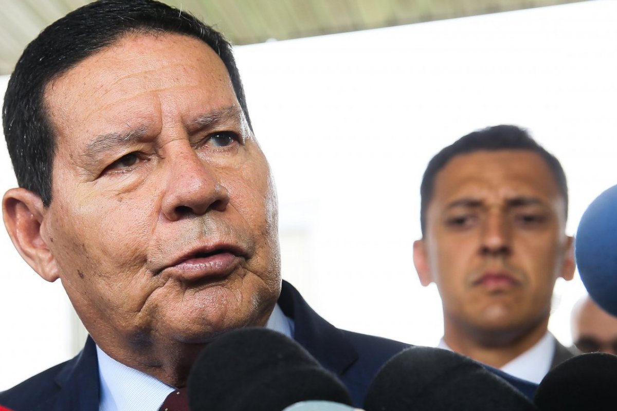 "Alguém lá de dentro que faz oposição ao governo", diz Mourão sobre dados do Inpe