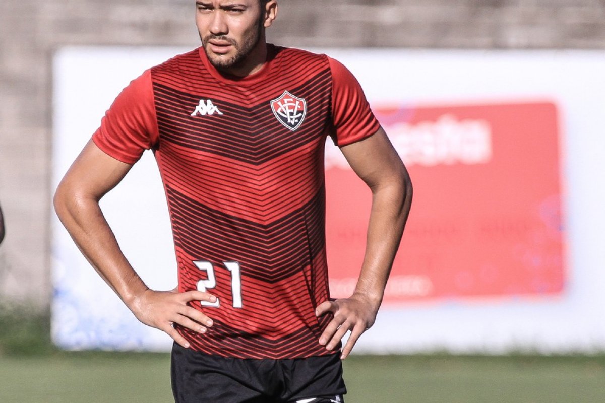 Vitória rescinde contrato do volante Jean a pedido do Corinthias