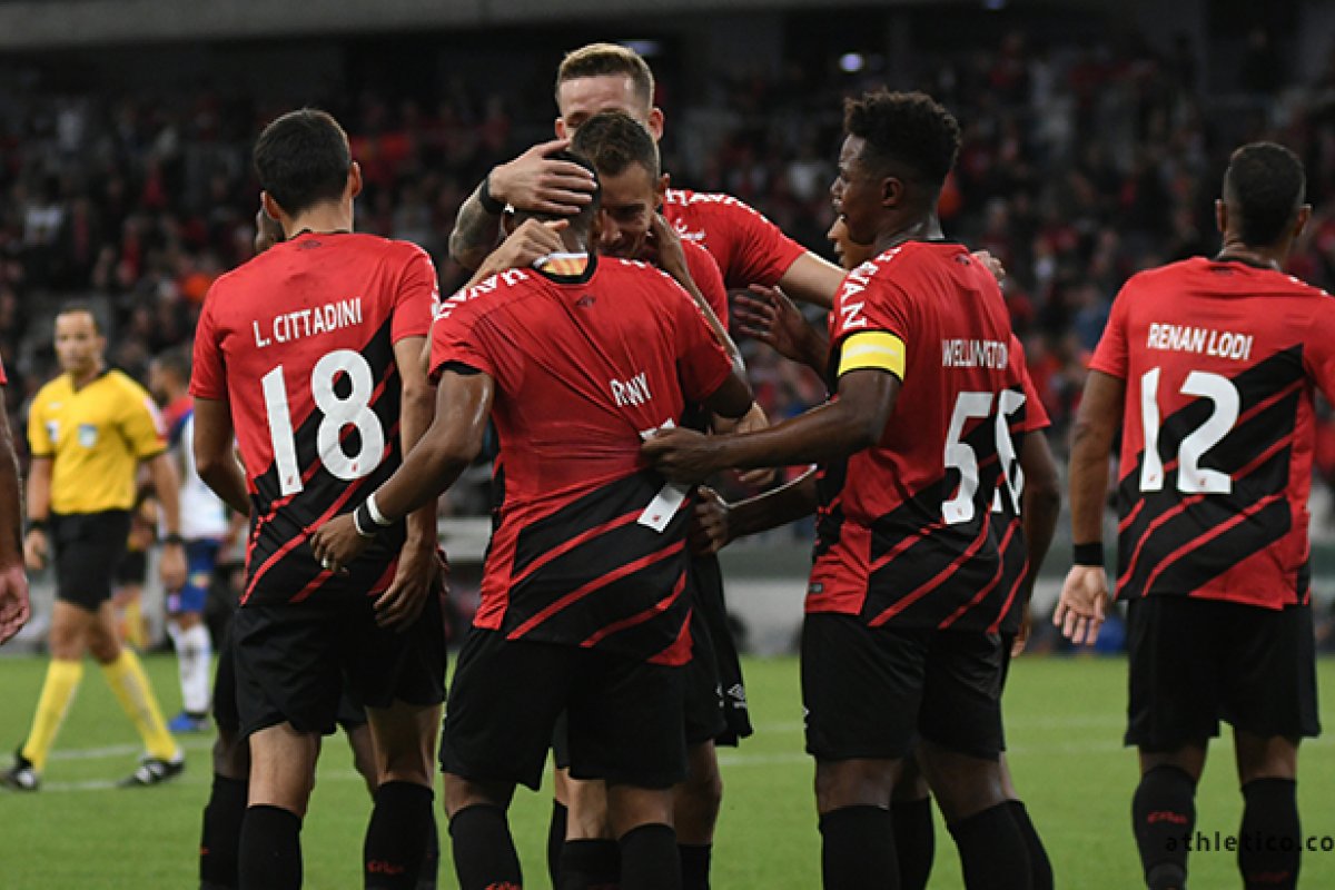 Bahia perde para o Athletico-PR e cai na tabela do Brasileirão