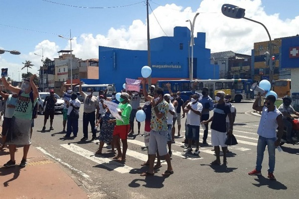 Ambulantes fazem protestam em Itapuã e pedem liberação das praias