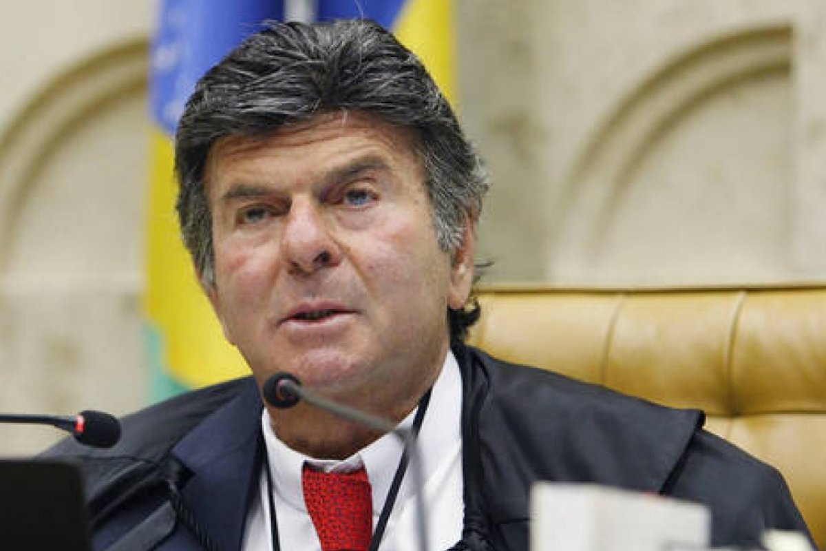Primeira sessão presidida por Fux no STF é suspensa