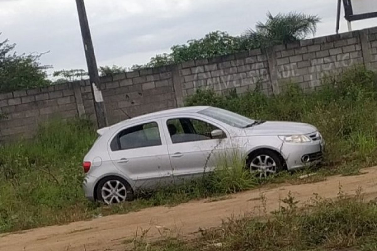 PM recupera carro roubado por dupla de assaltantes em Feira de Santana