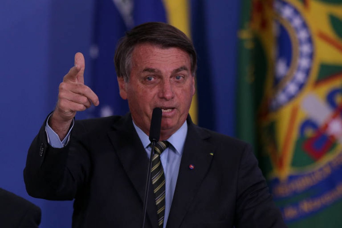 Bolsonaro diz que mídia no Brasil é catastrófica e gerou pânico em governadores durante a pandemia