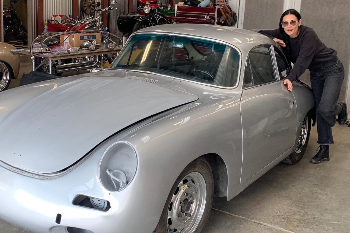 Demi Moore aparece com Porsche antigo avaliado em mais de R$ 1 milhão