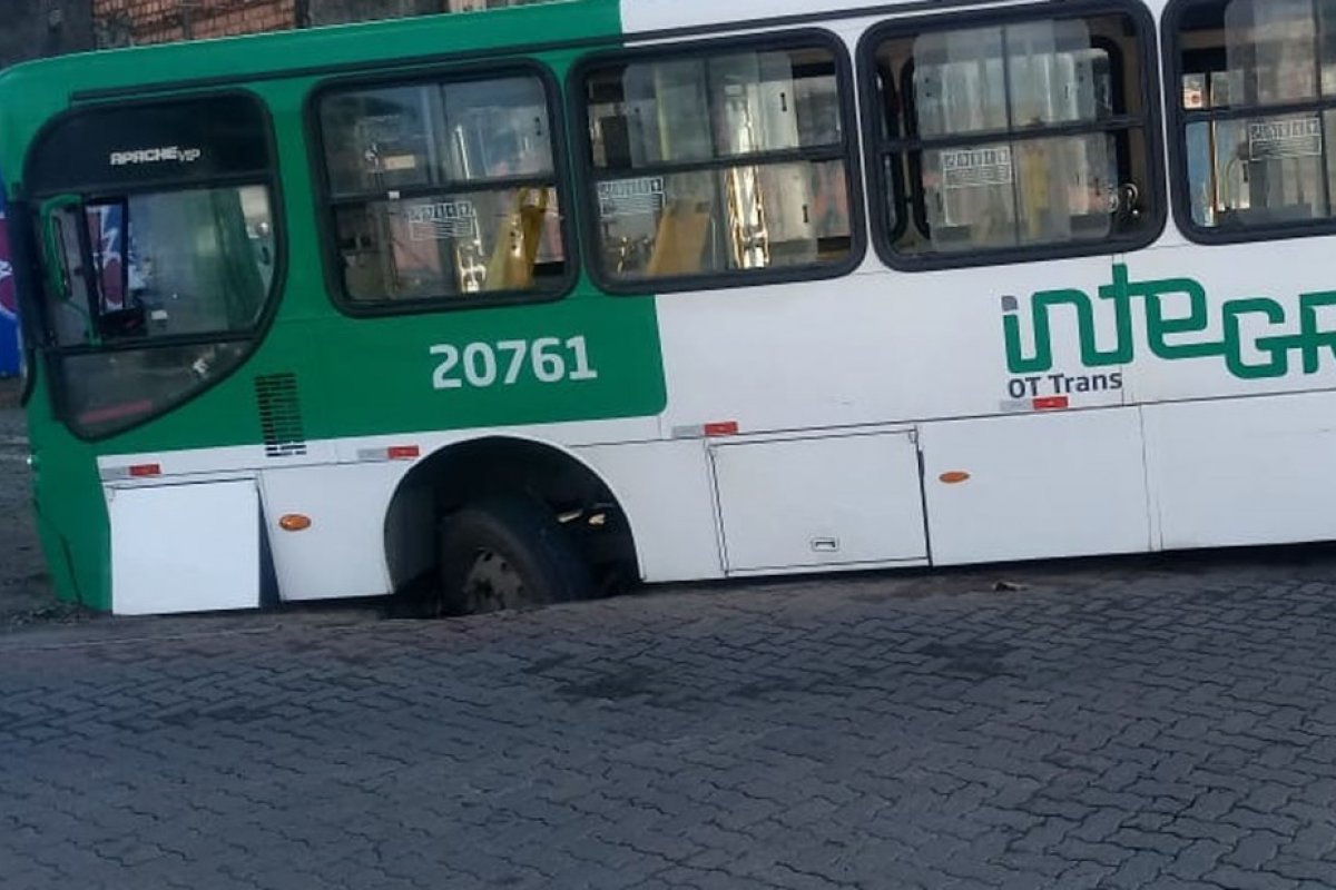 Ônibus com rodoviários é assaltado por homem armado em Salvador