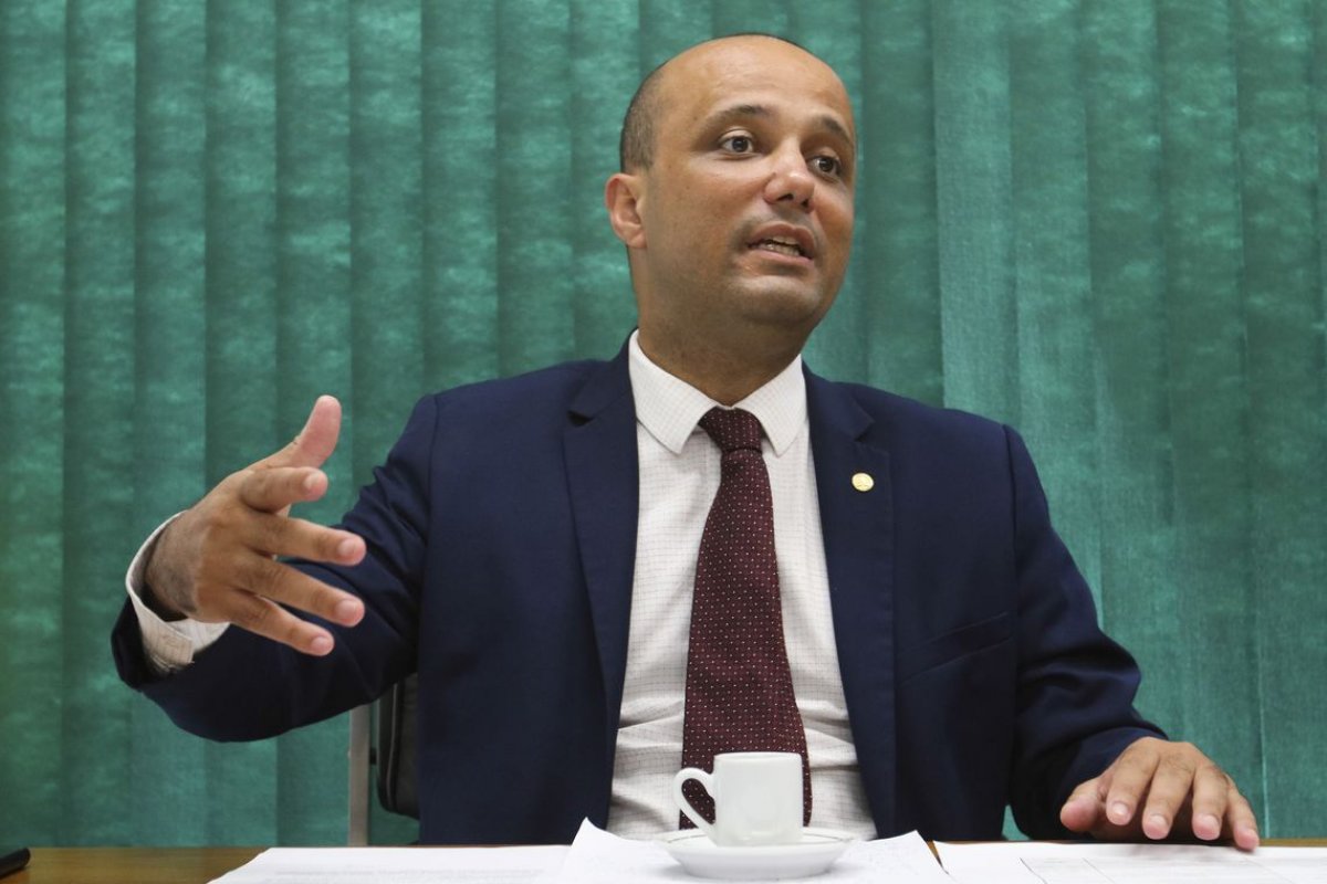 Líder do governo diz que população quer a redução do número de parlamentares