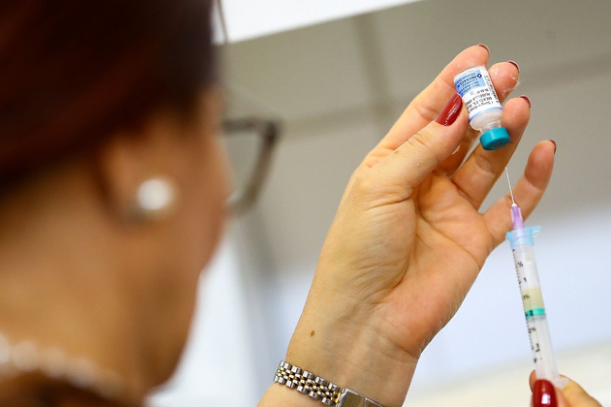 ONG afirma que metade das doses de vacinas contra covid-19 foram reservadas pelos países ricos