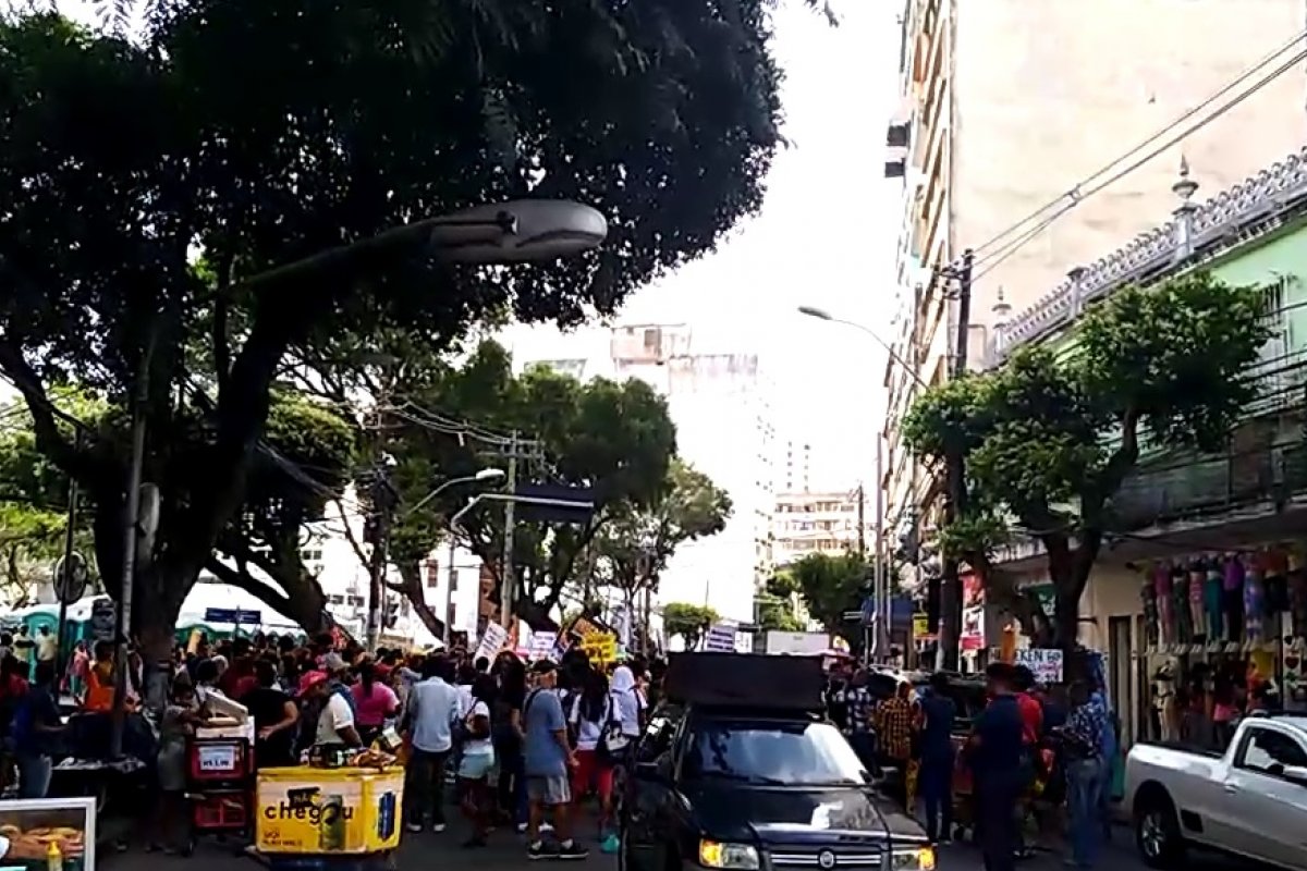 Manifestação deixa via bloqueada na Avenida Sete de Setembro nesta quinta (24)