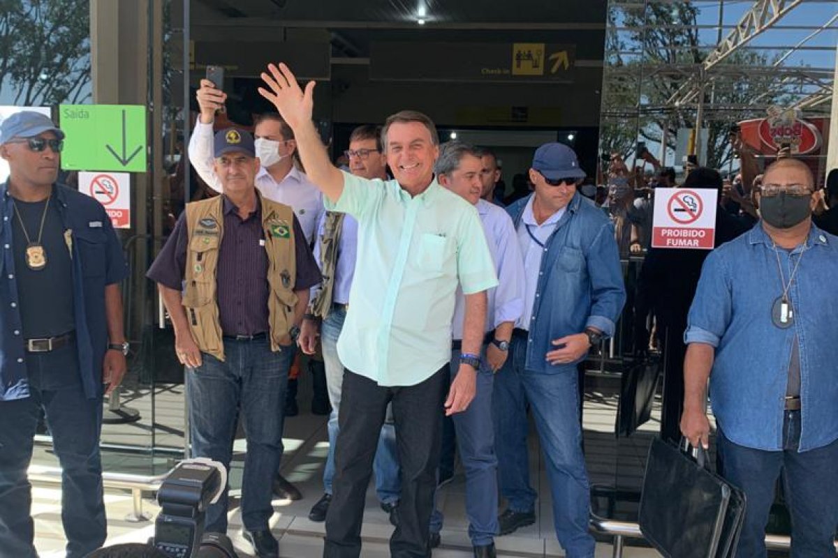 Veja vídeo: Bolsonaro chega a Paraíba para inauguração de complexo de energia solar