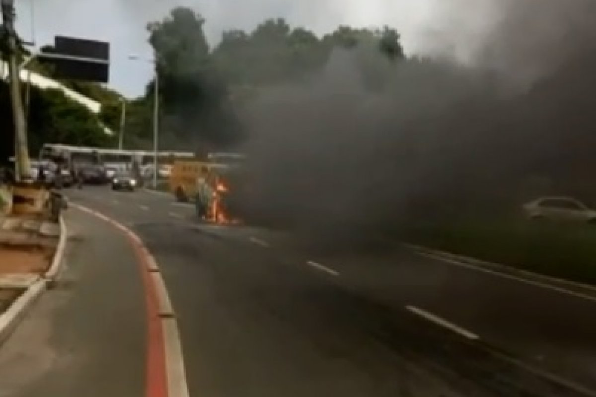 Veículo pega fogo na Dorival Caymmi e deixa trânsito lento na região; confira vídeo