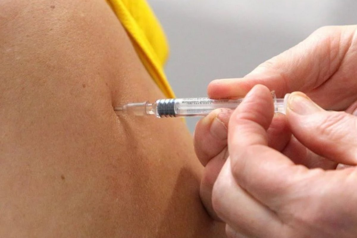 Vacina chinesa contra a covid-19 deve ser testada ainda neste mês em crianças e adolescentes