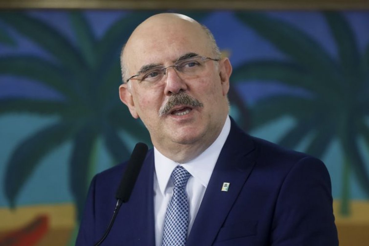 Ministro da Educação afirma que pasta prepara protocolo para retomada das escolas