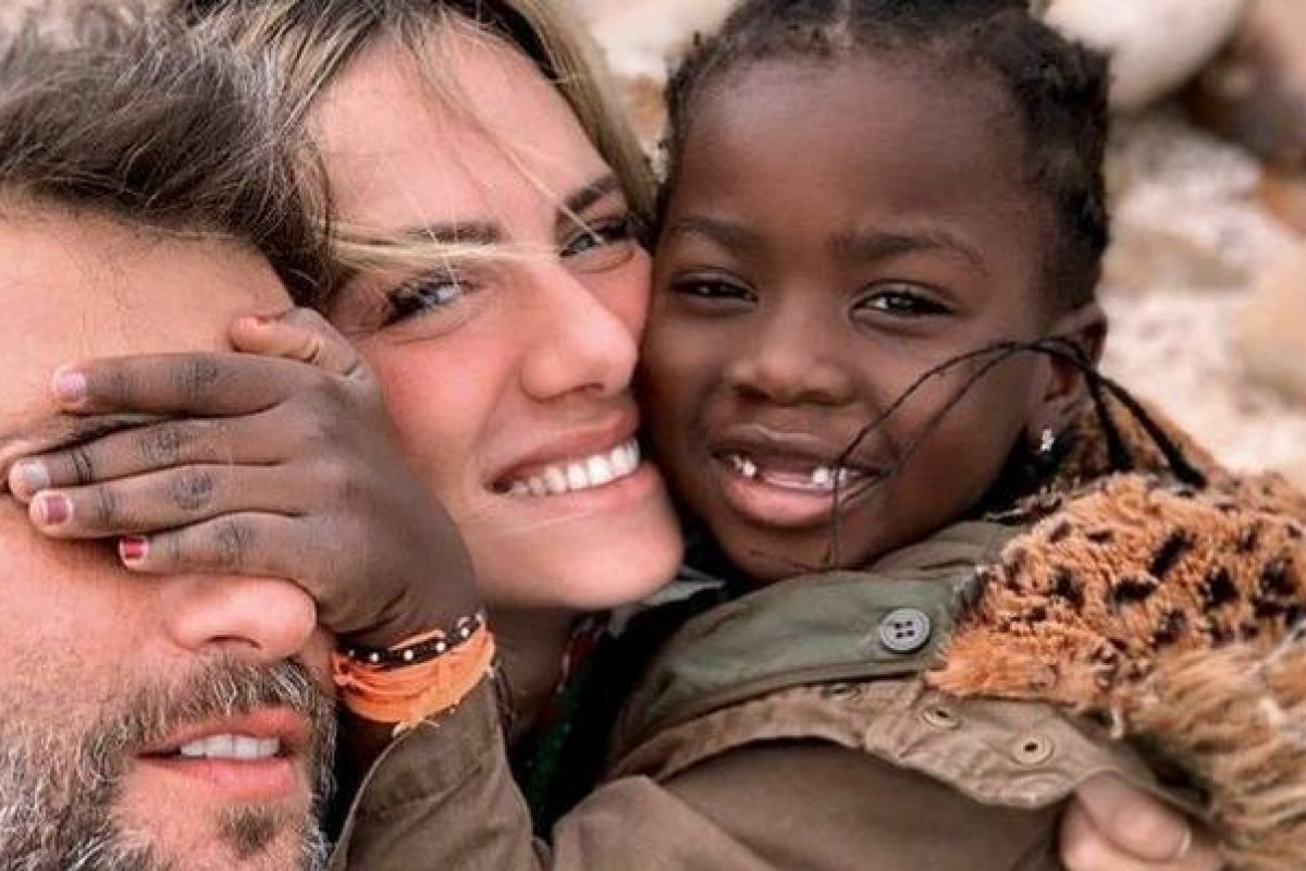 Bruno Gagliasso e Giovanna Ewbank adotam mais uma criança na África