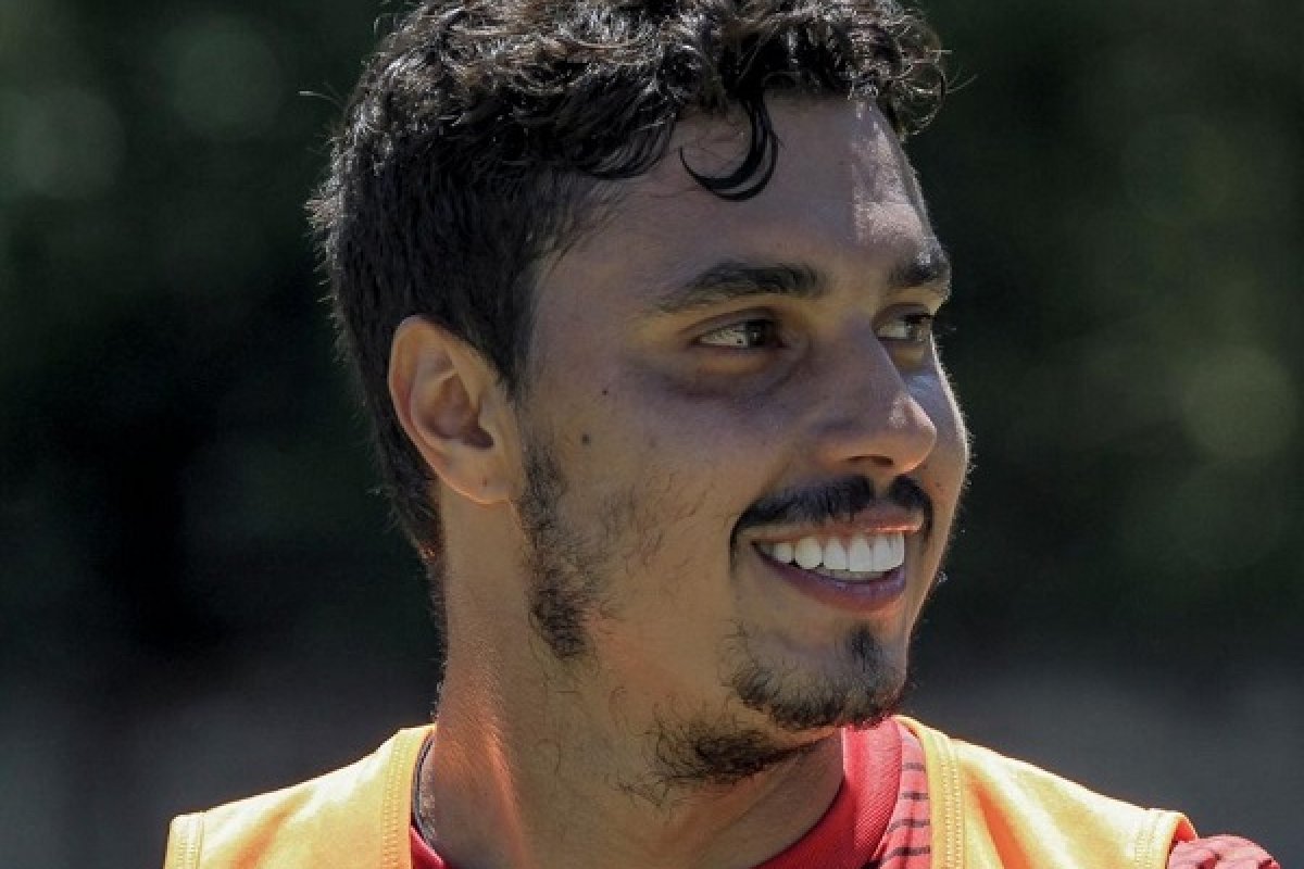 Recuperado de lesão, Alisson Farias treina com elenco do Vitória